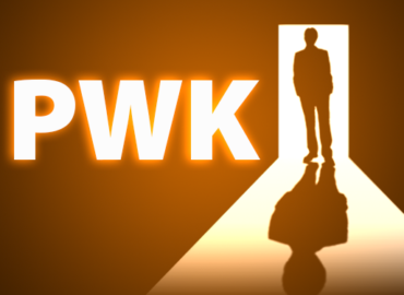 دوره PWK - یک مرد در جلوی درب ایستاده