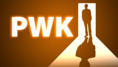 دوره PWK - یک مرد در جلوی درب ایستاده
